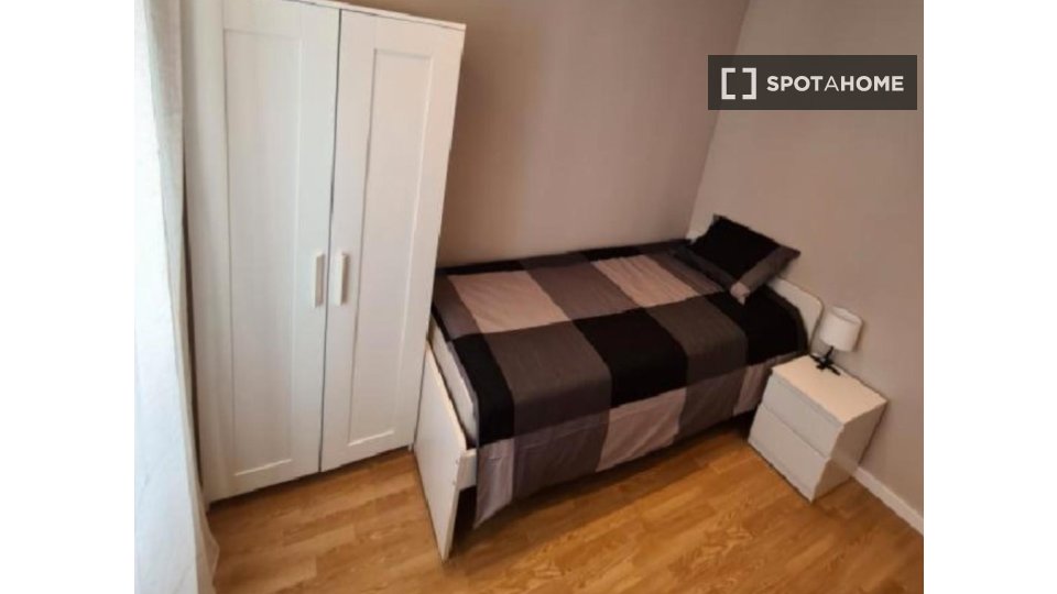 Double room Lisbon, 3 beds, 40m² — photo 2