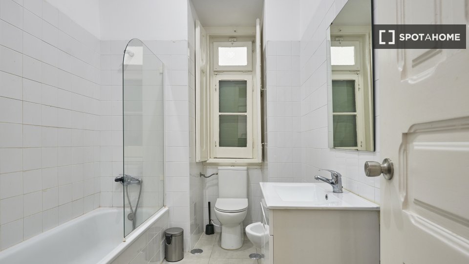Double room Lisbon, 7 beds, 110m² — photo 22
