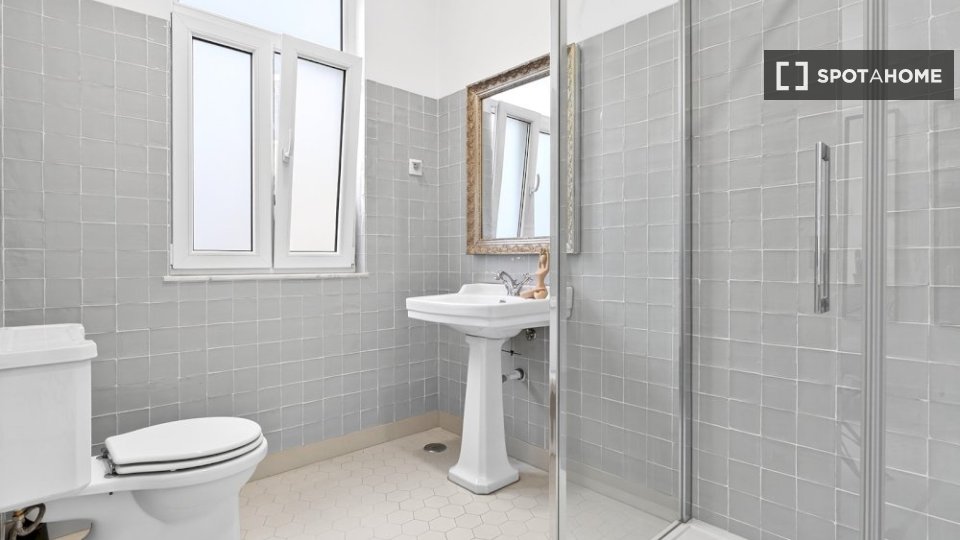 Double room Lisbon, 5 beds — photo 4
