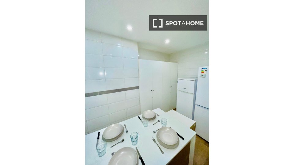 Double room Madrid, 12 beds, 185m² — photo 17