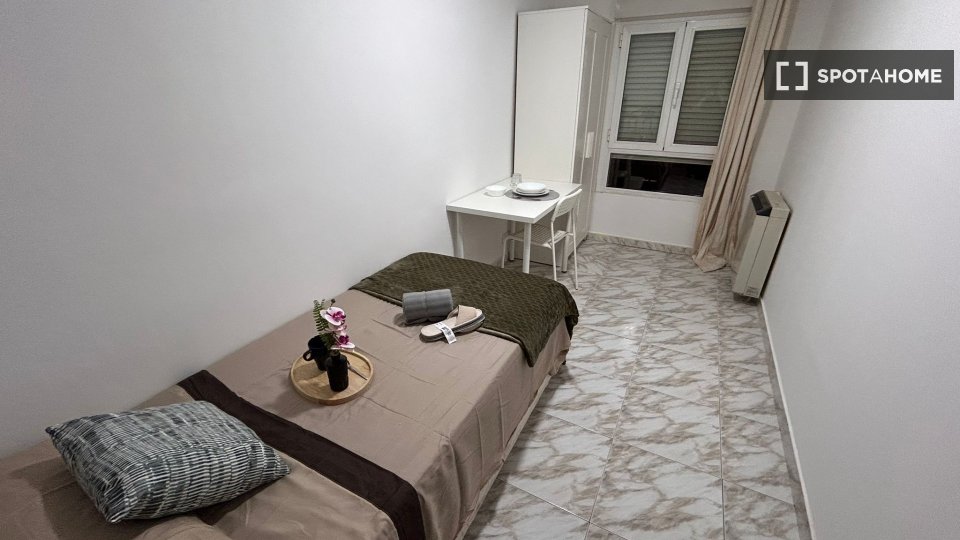 Double room Madrid, 5 beds, 95m² — photo 4