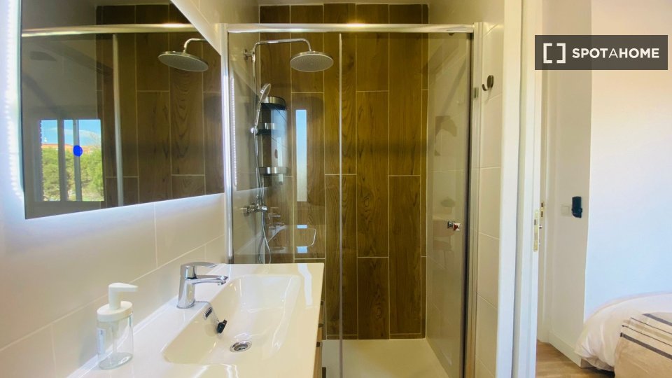 Double room Madrid, 4 beds — photo 12