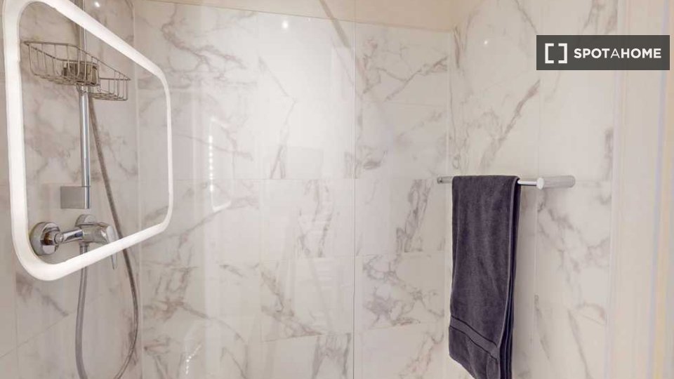 Double room Lyon, 3 beds, 70m² — photo 9