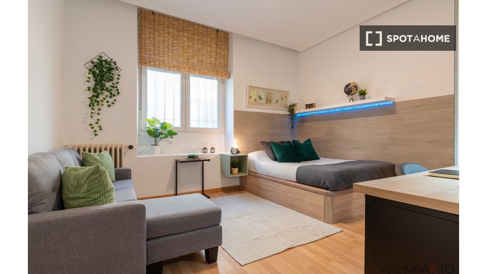 Double room Madrid, 5 beds, 120m² — photo 1