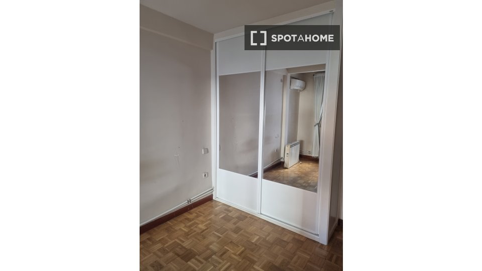 Piso en alquiler de 2 dormitorios en Colina, Madrid