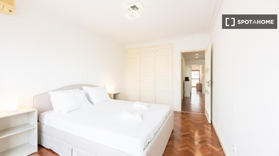 Apartment Lisbon, 2 beds, 90m² — photo 17