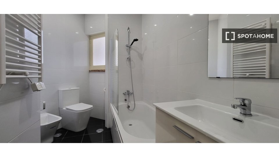 Double room Lisbon, 3 beds, 90m² — photo 9