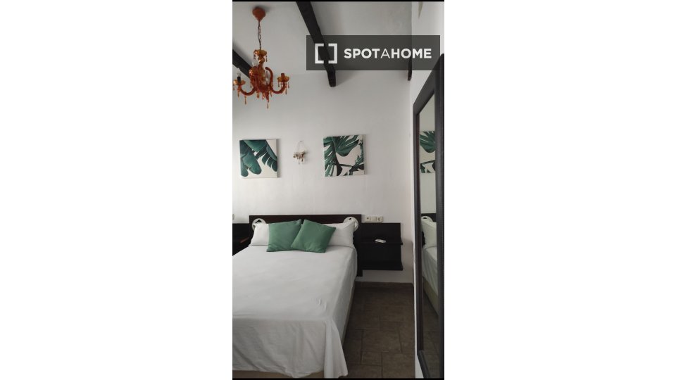 Double room Cadiz, 3 beds, 105m² — photo 1