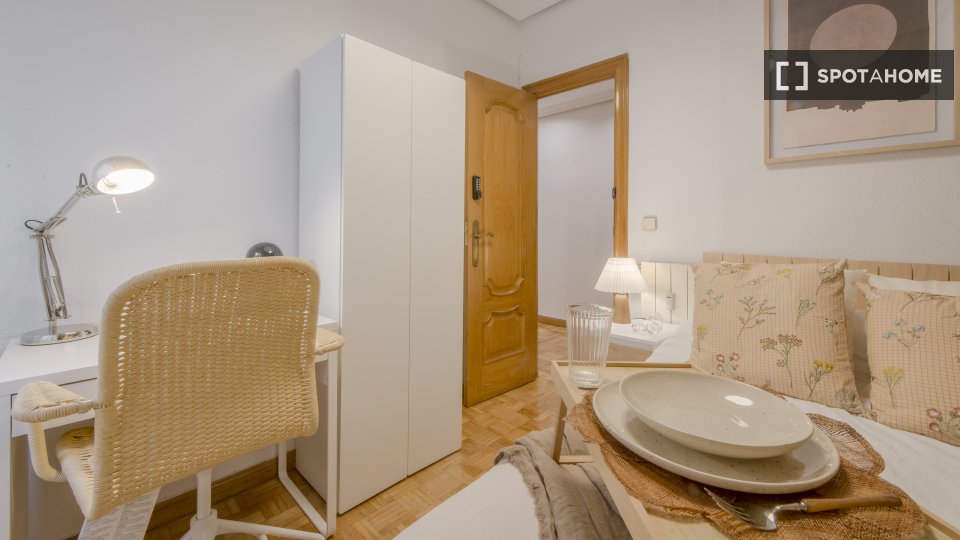 Double room Madrid, 6 beds, 100m² — photo 19