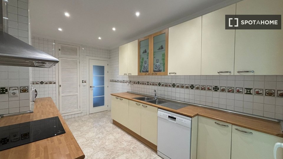 Double room Madrid, 7 beds, 180m² — photo 19