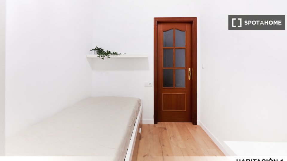 Double room Seville, 3 beds — photo 19