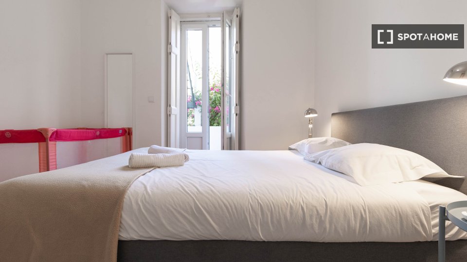 Apartment Lisbon, 2 beds, 75m² — photo 27