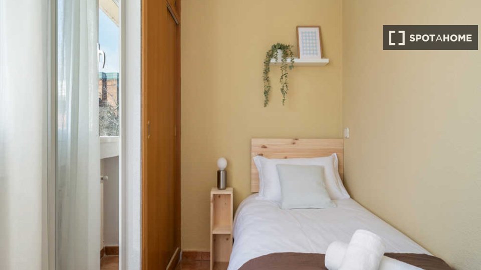 Soleggiata camera singola con bagno privato e con terrazzo - à Madrid