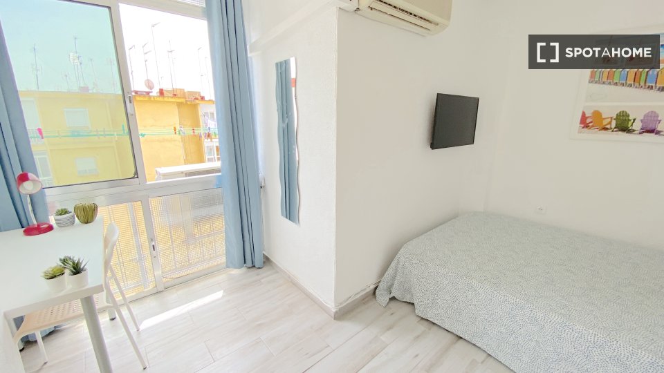 Habitación en piso compartido de 4 habitaciones en alquiler en La Palmilla.