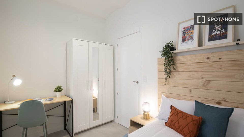 Double room Madrid, 17 beds — photo 48