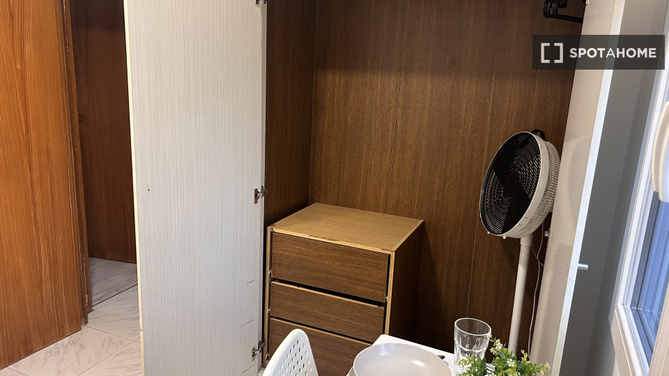 Double room Madrid, 5 beds, 20m² — photo 2