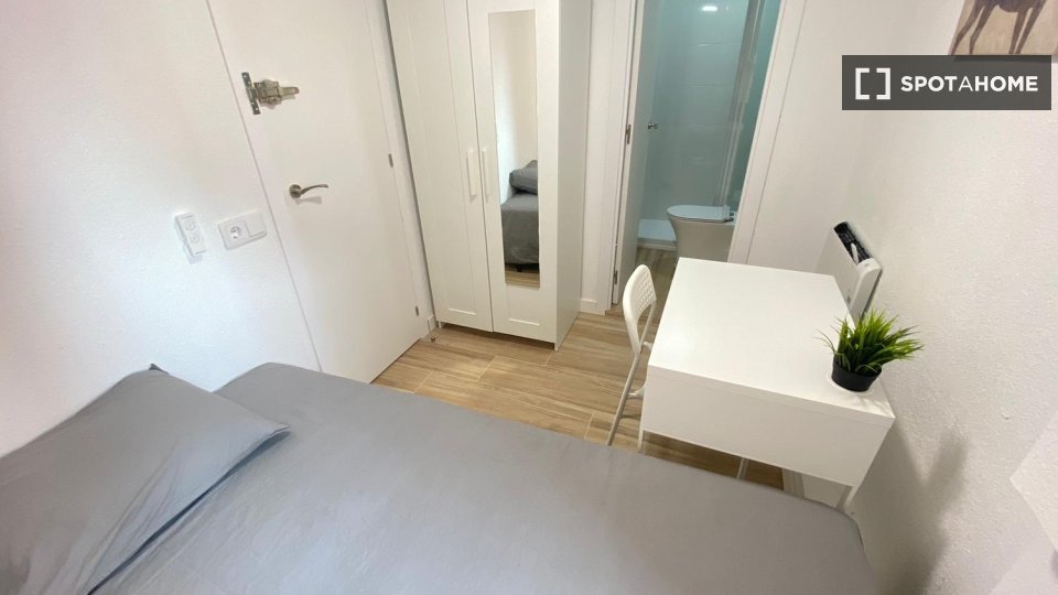 Double room Madrid, 4 beds — photo 24