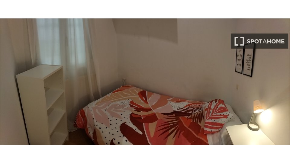 Double room Madrid, 7 beds, 90m² — photo 9