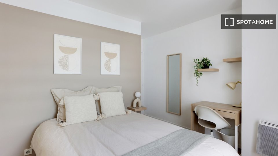 Camera in appartamento condiviso con 7 camere da letto a Gambetta, Parigi. - à Paris