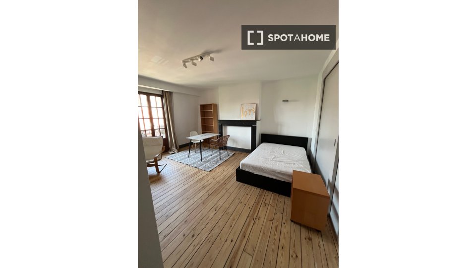 Double room Brussels, 2 beds, 23m² — photo 3