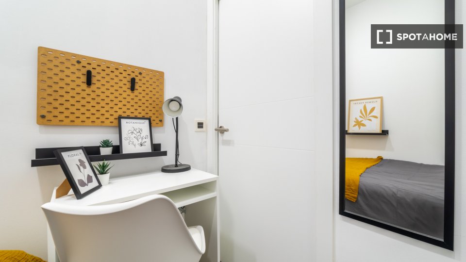 Double room Madrid, 9 beds, 108m² — photo 8