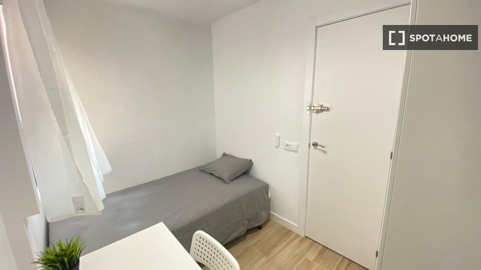Double room Madrid, 4 beds — photo 25