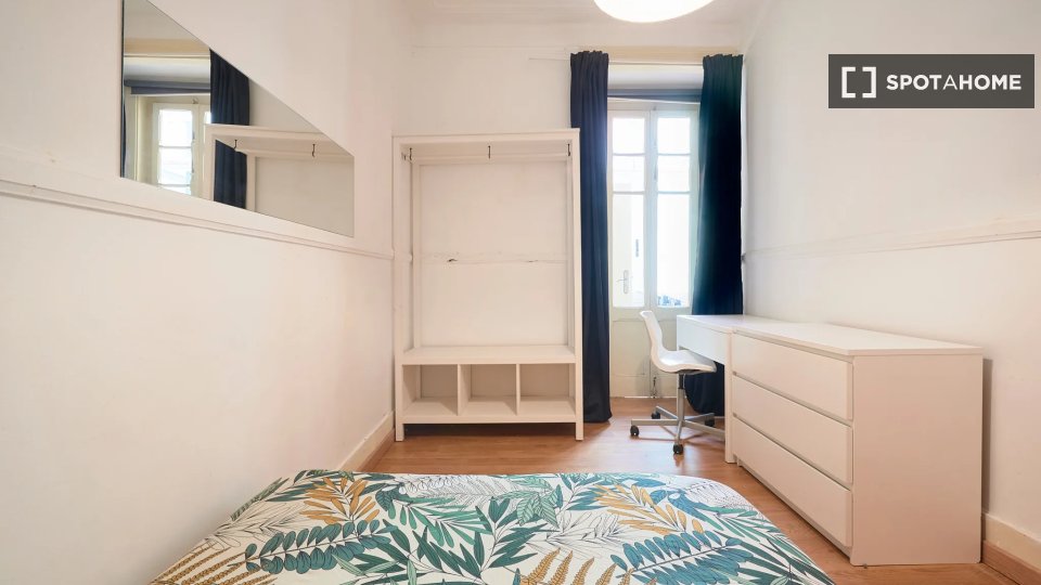 Double room Lisbon, 4 beds — photo 12