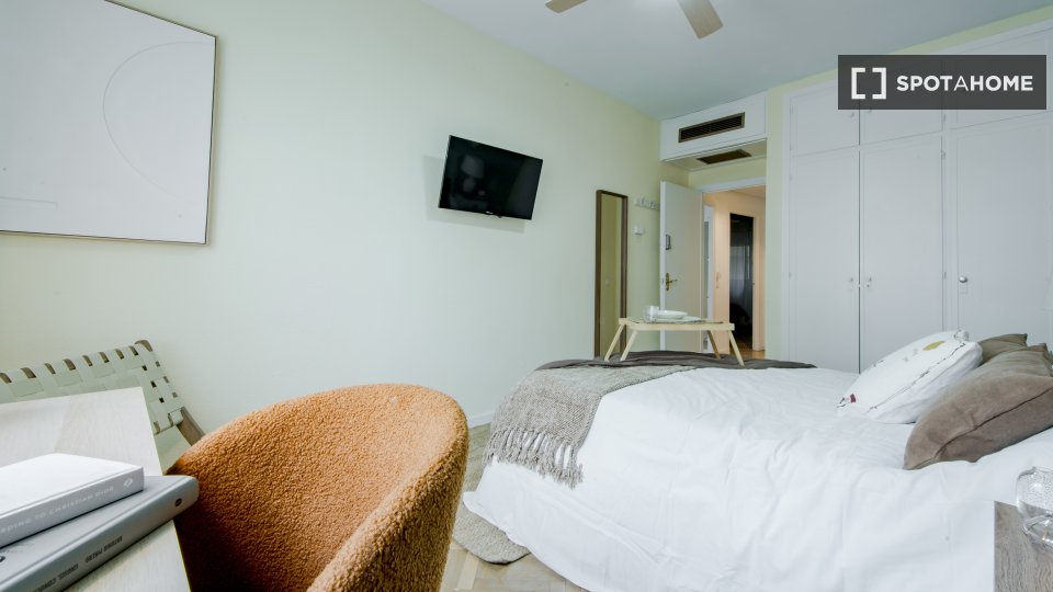 Double room Madrid, 11 beds, 250m² — photo 10