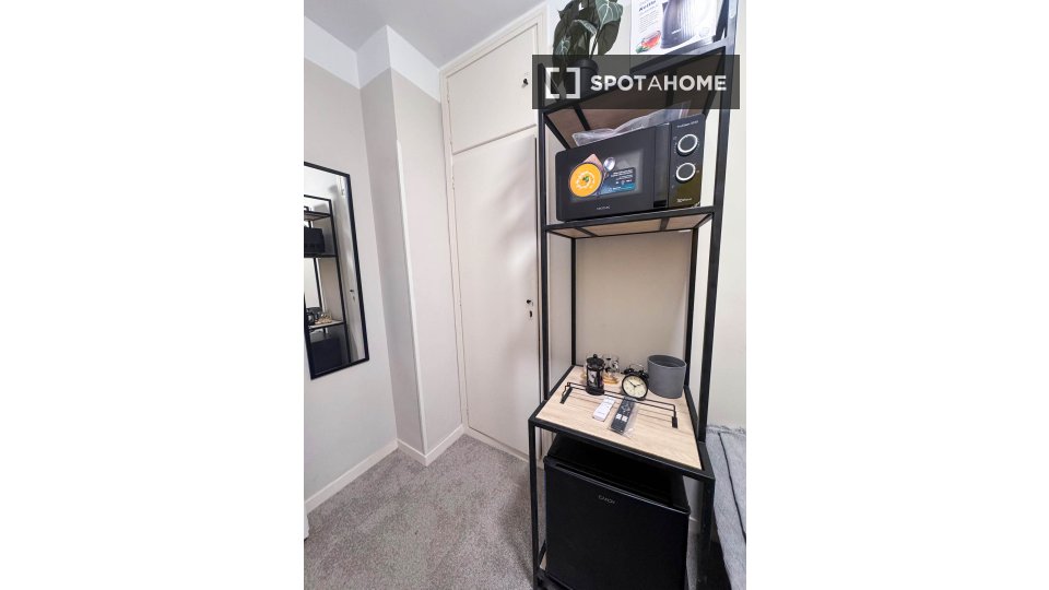 Se alquila habitación en piso compartido de 7 habitaciones en Cuatro Caminos