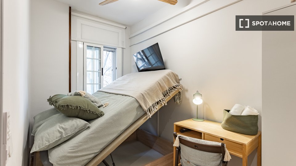 Double room Barcelona, 5 beds, 95m² — photo 1