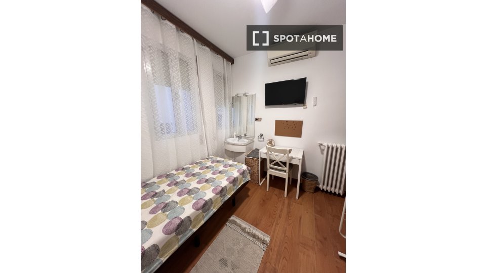 Double room Madrid, 8 beds, 275m² — photo 1