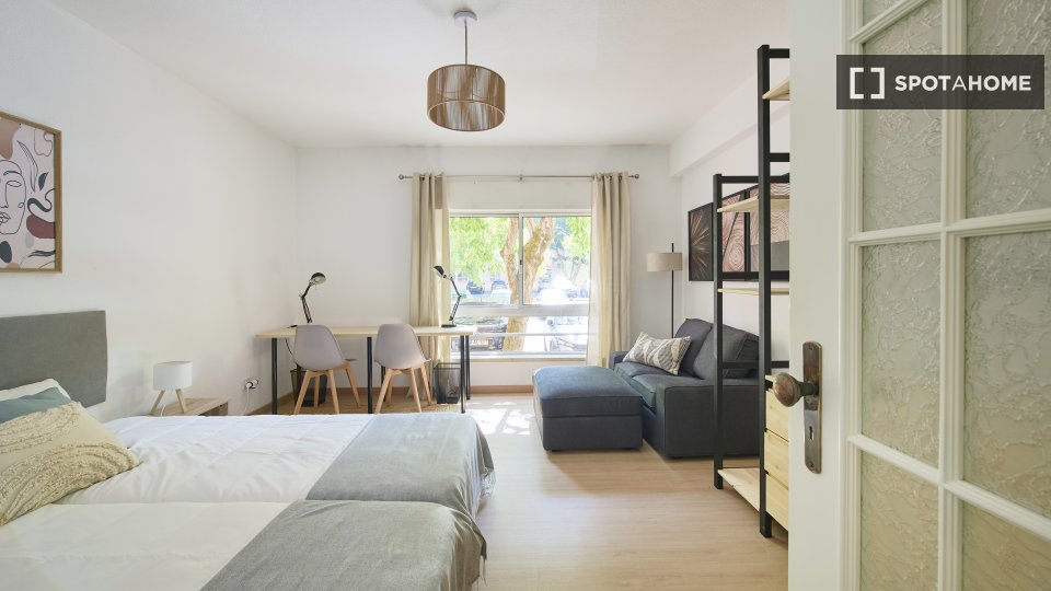 Double room Lisbon, 3 beds — photo 13