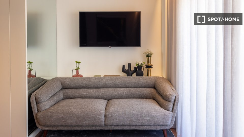 Apartment Lisbon, 2 beds, 59m² — photo 22