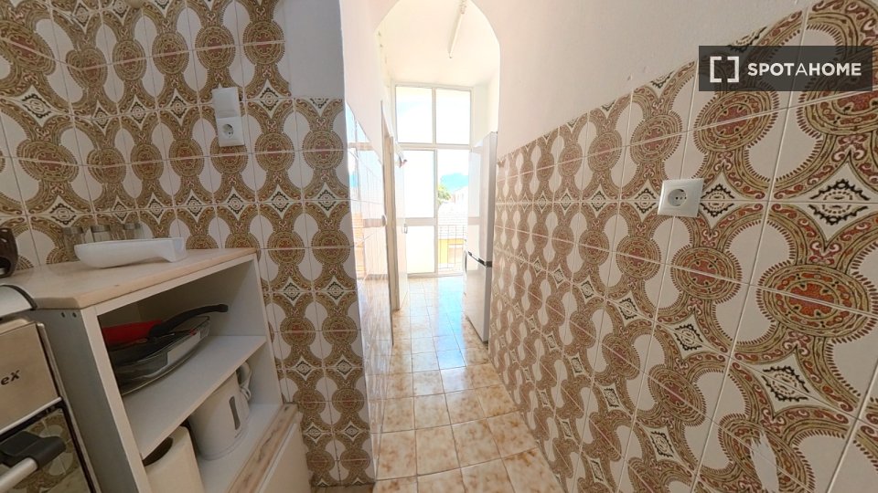 Double room Lisbon, 3 beds, 80m² — photo 11