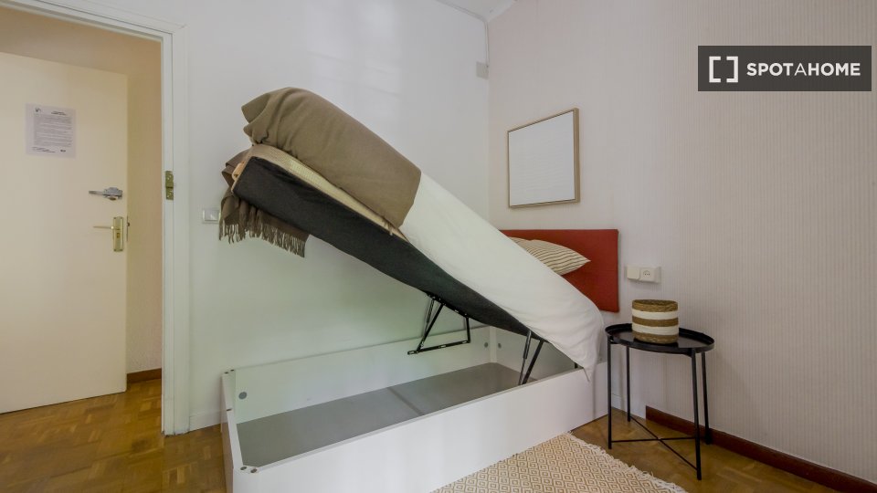 Double room Madrid, 4 beds, 120m² — photo 2