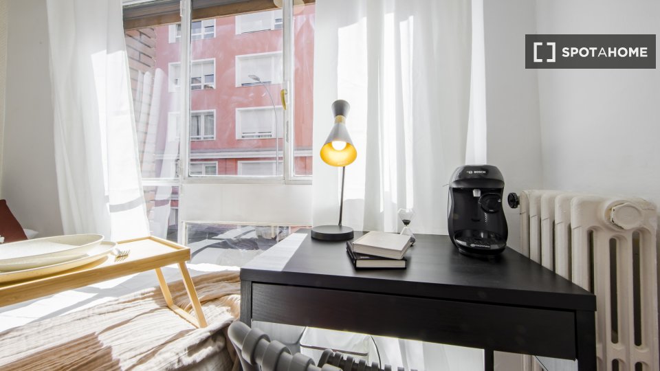 Camera in un appartamento condiviso con 7 camere da letto a Casa de Campo. - a Madrid