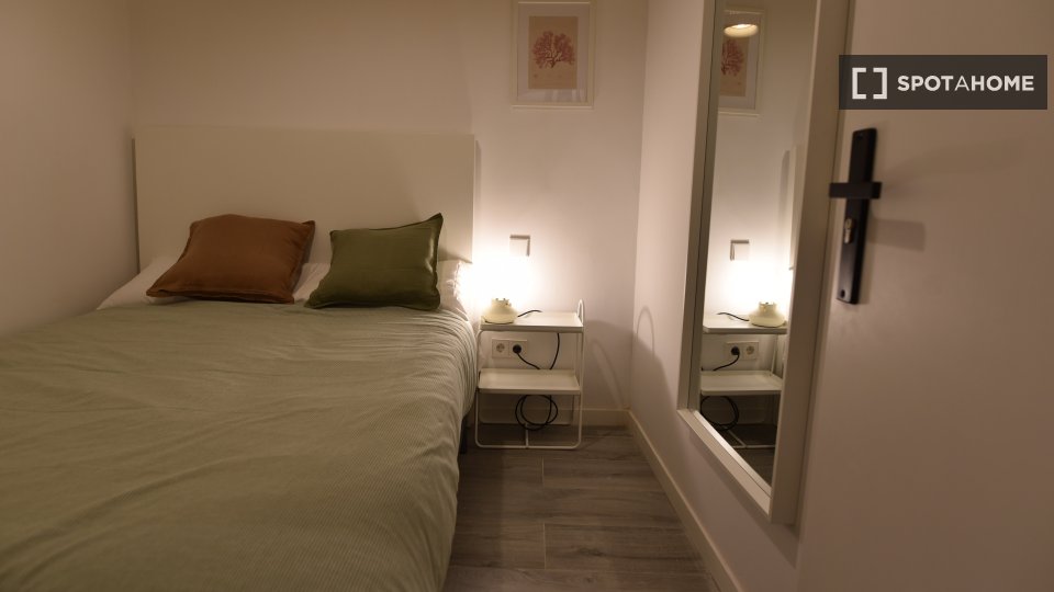 Camera in appartamento condiviso con 14 camere da letto a El Gòtic. - in Barcelona