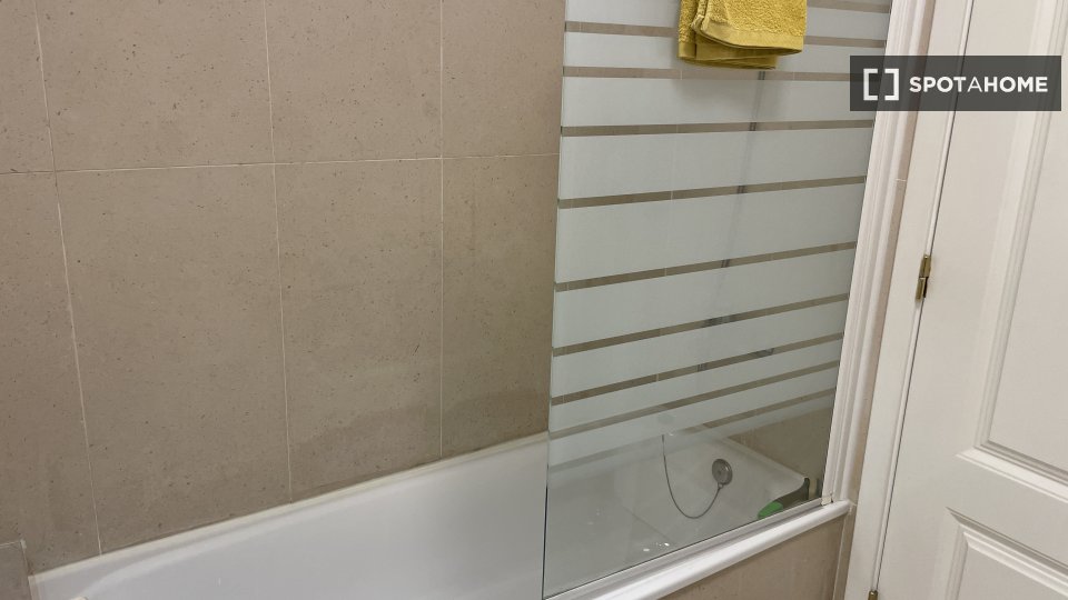 Double room Lisbon, 2 beds — photo 5