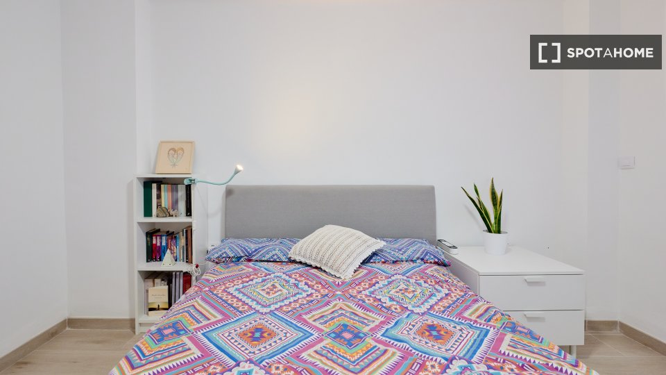 Double room Valencia, 1 bed, 90m² — photo 11