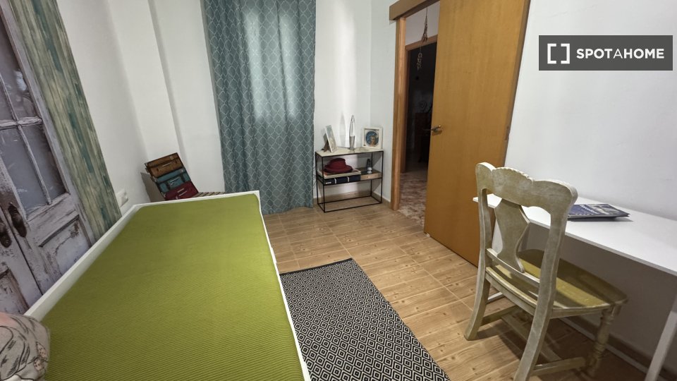 Double room Valencia, 3 beds, 70m² — photo 5