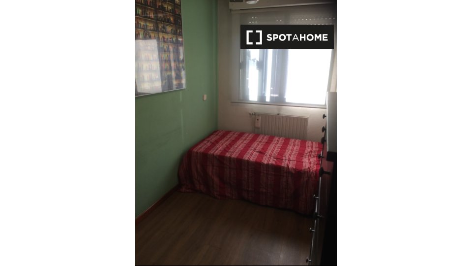Double room Madrid, 3 beds, 80m² — photo 13