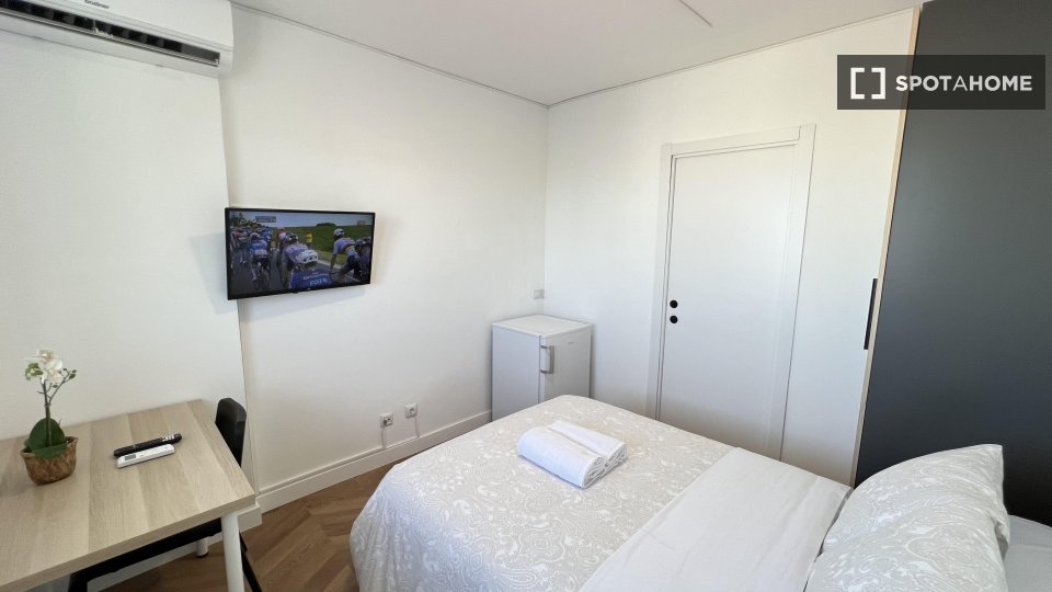 Double room Madrid, 4 beds, 90m² — photo 1