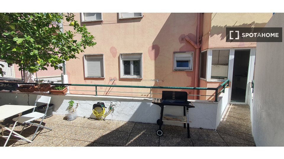Double room Lisbon, 3 beds, 75m² — photo 21