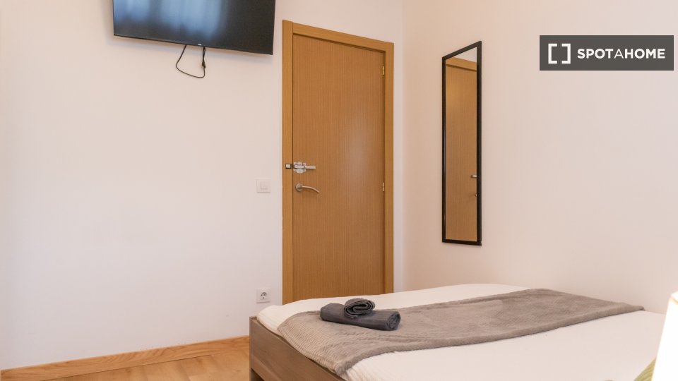 Double room Madrid, 7 beds, 160m² — photo 21