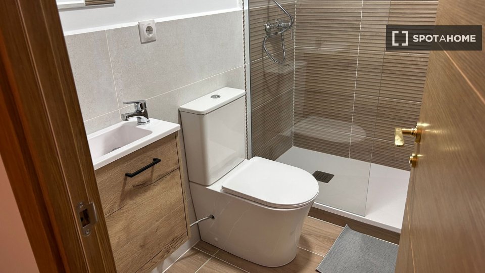 Double room Madrid, 5 beds, 95m² — photo 11