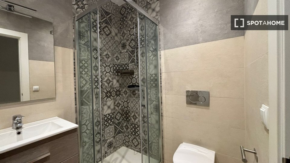 Double room Madrid, 7 beds, 180m² — photo 17