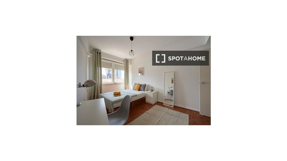 Double room Lisbon, 6 beds — photo 12