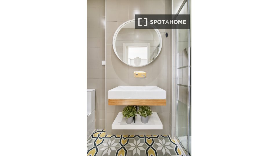 Apartment Lisbon, 2 beds, 45m² — photo 2