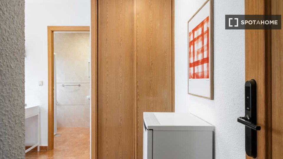 Soleggiata camera singola con bagno privato e con terrazzo - à Madrid