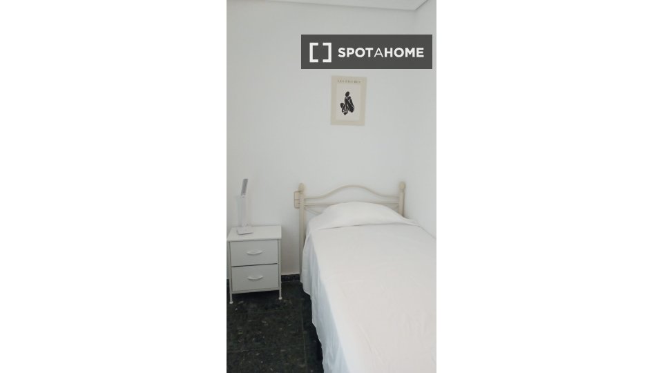 Double room Valencia, 5 beds, 110m² — photo 1